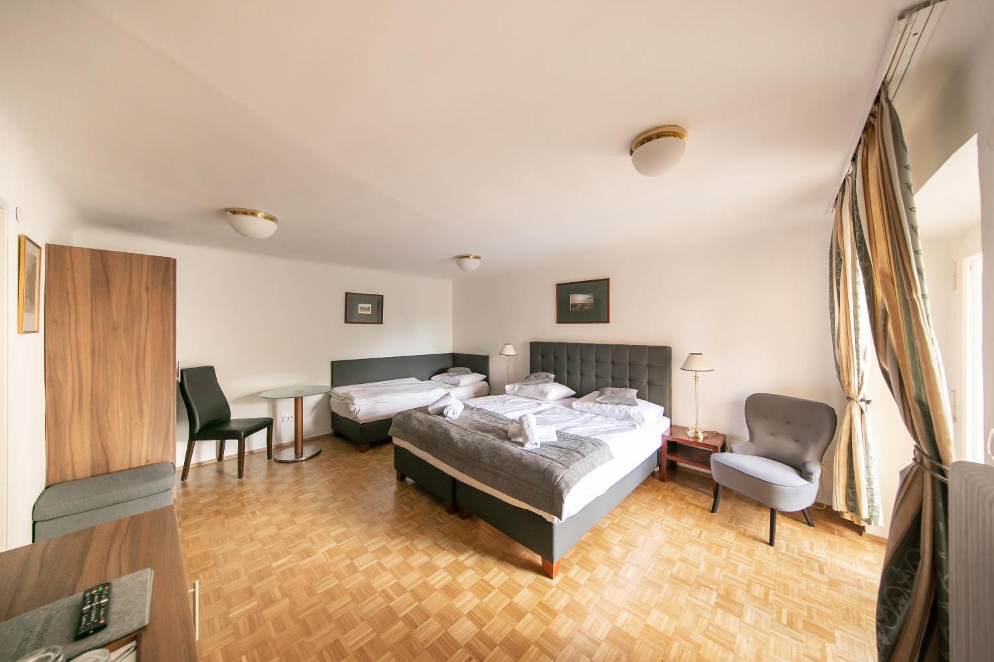 Hotel Bergwirt Schoenbrunn Vienna Exterior photo